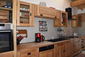 Jääkaappi, mikroaaltouuni, uuni, astianpesukone