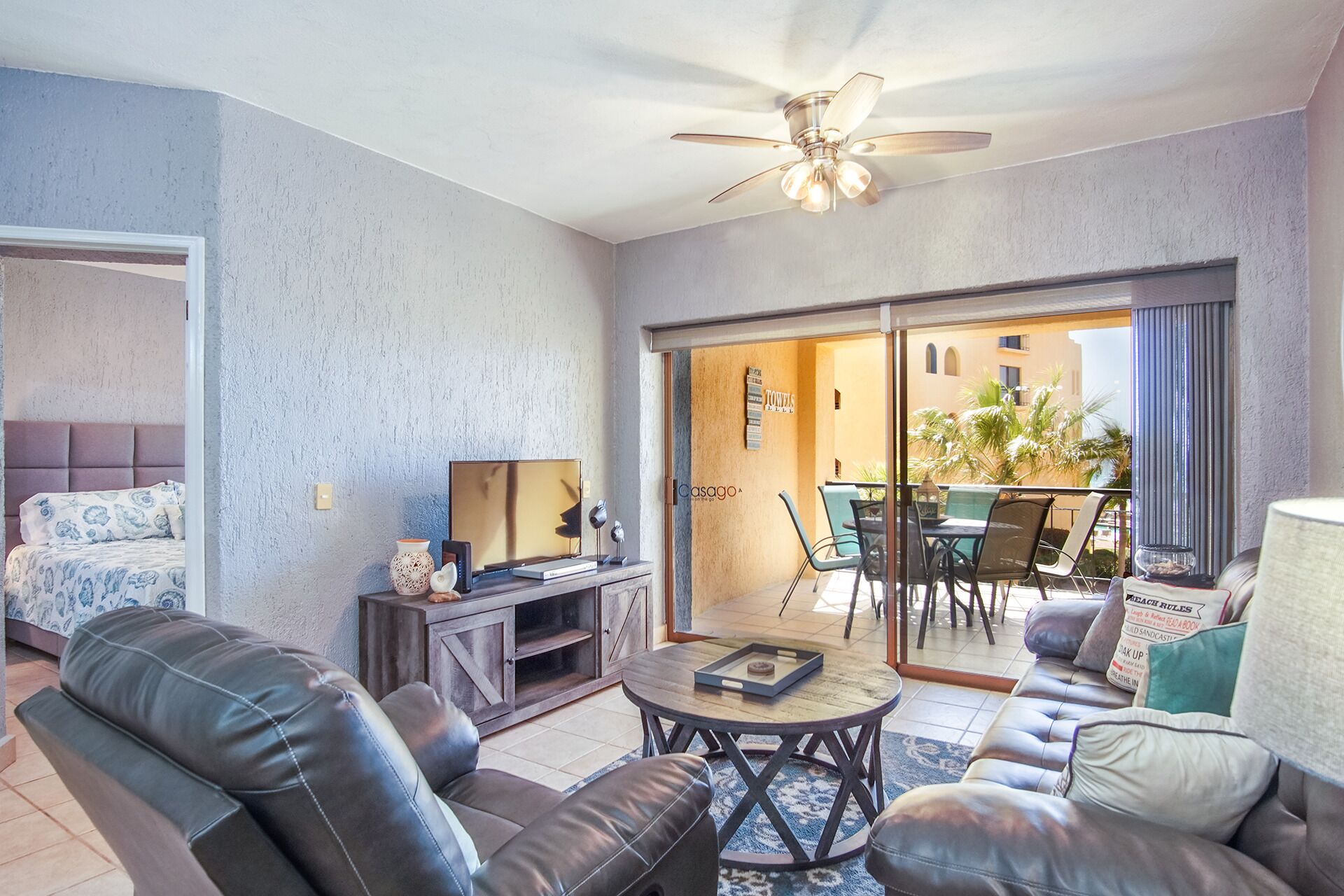 Condo, varias camas, balcón, vista al jardín (Princesa De Peñasco D 208) | Área de sala de estar | Estación para reproductor de MP3 