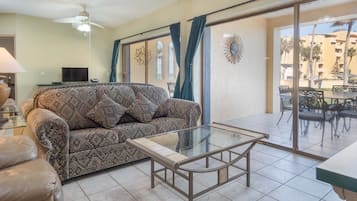 Condo, varias camas, balcón, vista al océano (Princesa De Peñasco A 107) | Área de sala de estar | Estación para reproductor de MP3