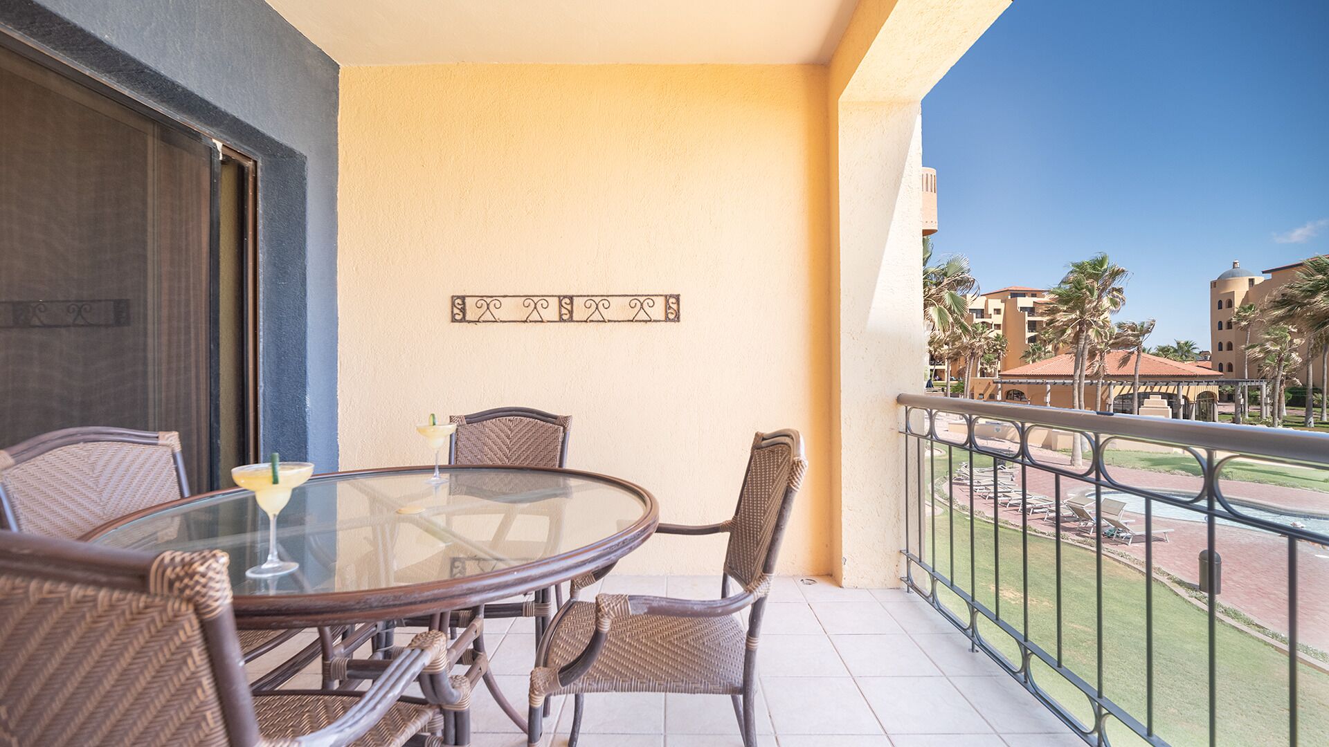 Kondominium, Beberapa Tempat Tidur, balkon, pemandangan kolam renang (Princesa De Peñasco A 204) | Tempat makan outdoor