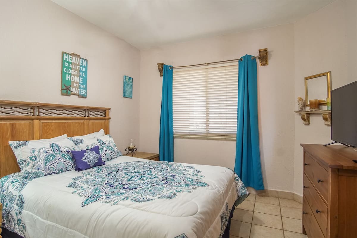Condo, várias camas, sacada, vista para o oceano (Princesa De Peñasco B 201) | 2 quartos, individualmente decorados, individualmente mobiliados