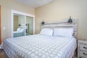 Condo, 2 camas Queen size, balcón, vista al océano (Princesa De Peñasco B 306) | 2 habitaciones, decoración personalizada y muebles diferentes