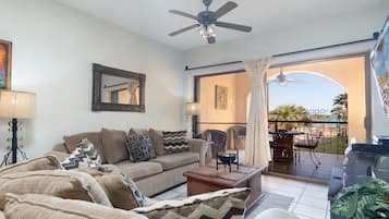 Condo, varias camas, balcón, vista al océano (Princesa De Peñasco C 201) | Área de sala de estar | Estación para reproductor de MP3