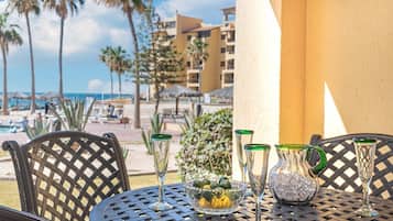 Kondominium, Beberapa Tempat Tidur, balkon, pemandangan samudra (Princesa De Peñasco E 102) | Tempat makan outdoor
