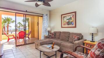 Condo, Multiple Beds, Balcony, Pool View (Princesa De Peñasco C 103) | Living area | MP3 dock