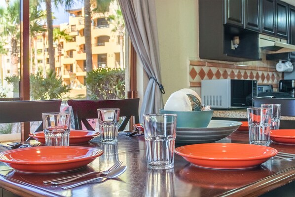 Lejlighed - flere senge - balkon - udsigt til pool (Princesa De Peñasco E 101) | Spiseområde