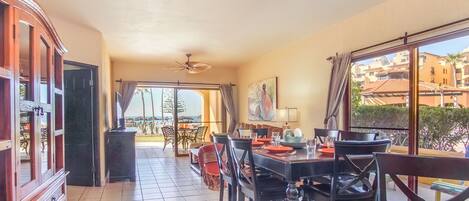 Kondominium, Beberapa Tempat Tidur, balkon, pemandangan kolam renang (Princesa De Peñasco E 101) | Tempat makan