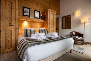 3 bedrooms, WiFi, bed sheets - Wifi, resort center, 3rd floor, view mountain, sauna, balcony, parking, tv, 110m², Courchevel (Courchevel)