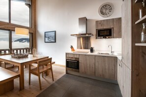 Fridge, oven, dishwasher, coffee/tea maker