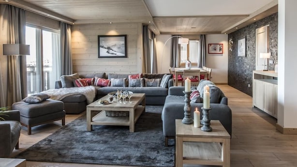 Un salon moderne avec un ensemble de canapés, une table basse et une cheminée.