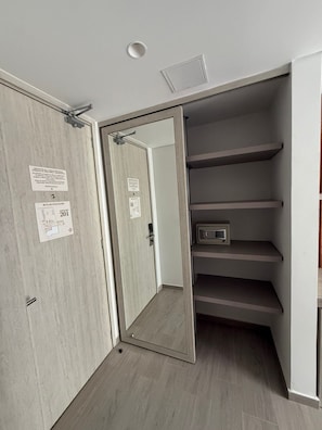 Chambre Double Standard, vue piscine | Armoire