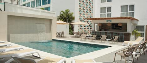 Piscine extérieure, chaises longues