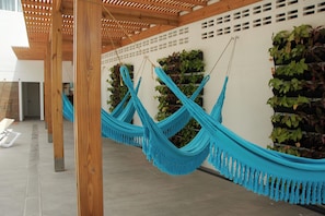 Piscine extérieure, chaises longues