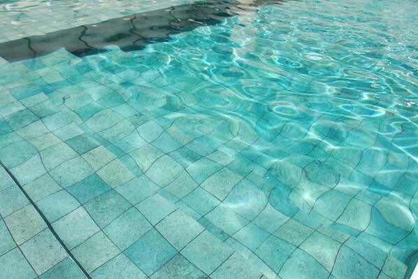 Kolam renang outdoor, dengan kursi berjemur