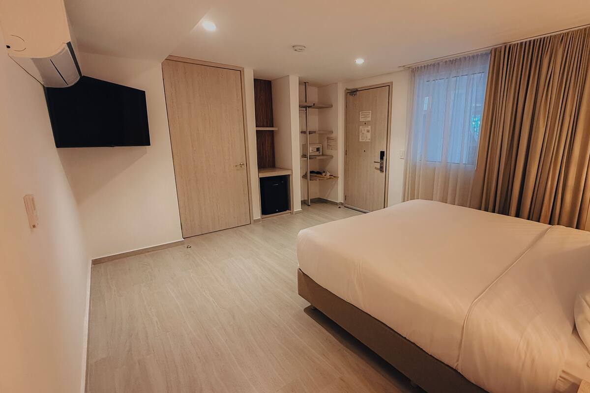 Habitación estándar doble, accesible para personas con discapacidad | Caja fuerte, cortinas opacas, cunas gratuitas y wifi gratis