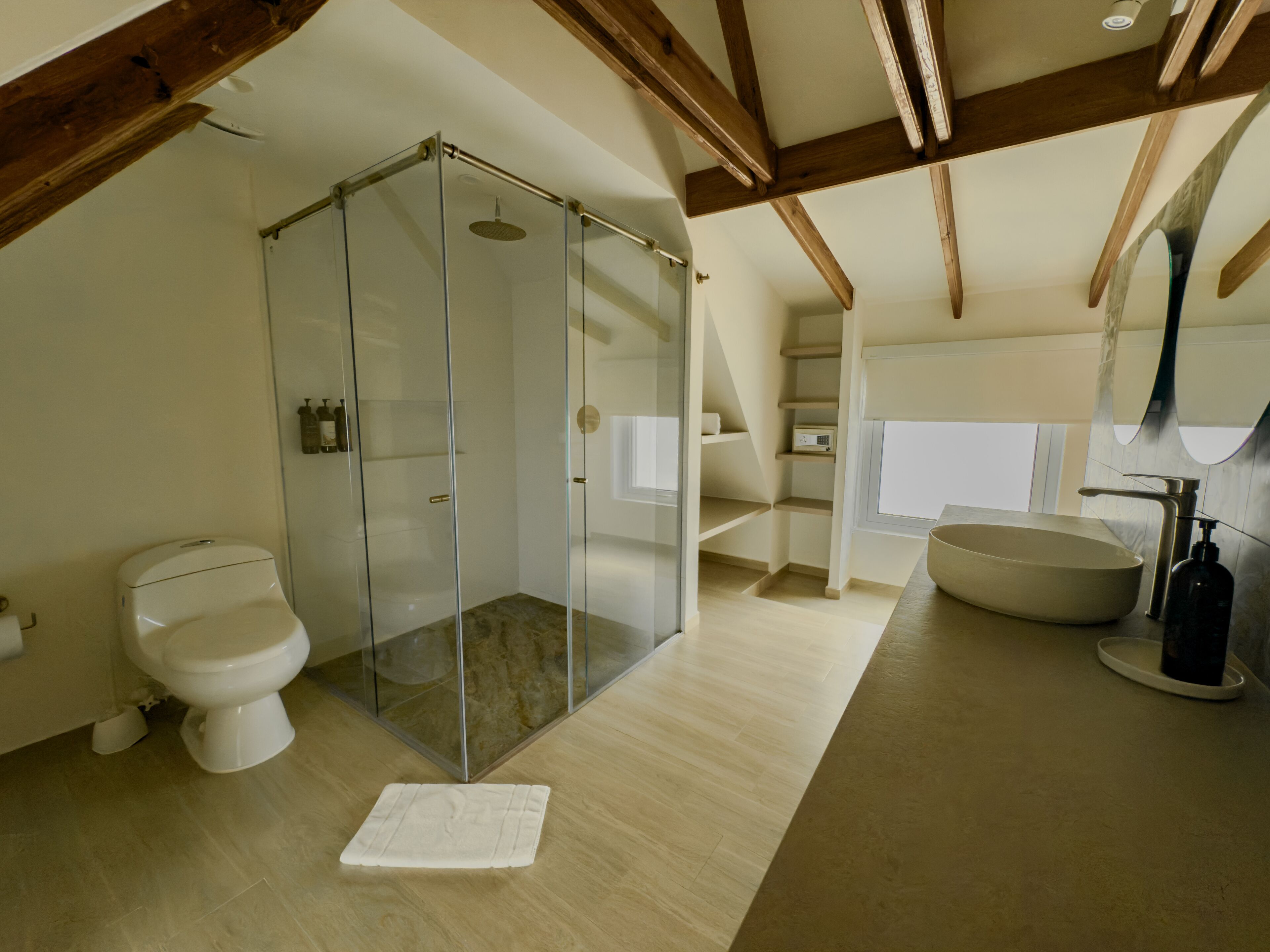 Suite familiale | Salle de bain | Douche, articles de toilette écologiques, séchoir à cheveux