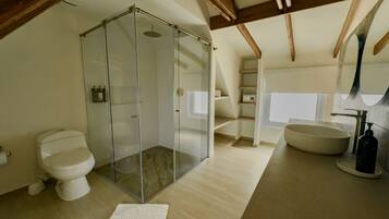 Suite familiale | Salle de bain | Douche, articles de toilette écologiques, séchoir à cheveux