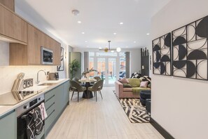 Fridge, microwave, oven, stovetop - Unwind in Style: 2BR with Cozy Backyard for Groups (London)