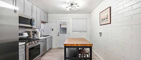 Kylskåp, mikrovågsugn, ugn och spishäll