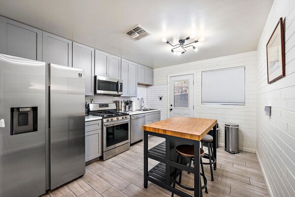 Fridge, microwave, oven, stovetop - Charming 2BR Home with Backyard, BBQ & EV Charger (Phoenix)