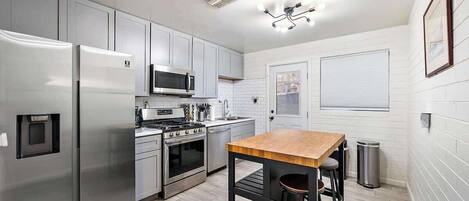 Refrigerador, microondas, horno y parrilla de estufa