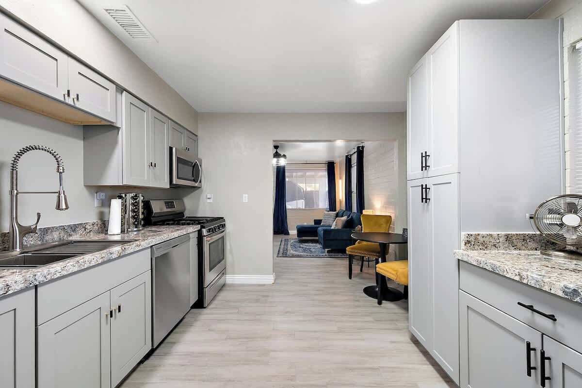 Kühlschrank, Mikrowelle, Ofen, Herdplatte