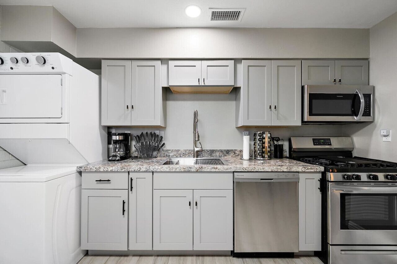 冷蔵庫、電子レンジ、オーブン、コンロ