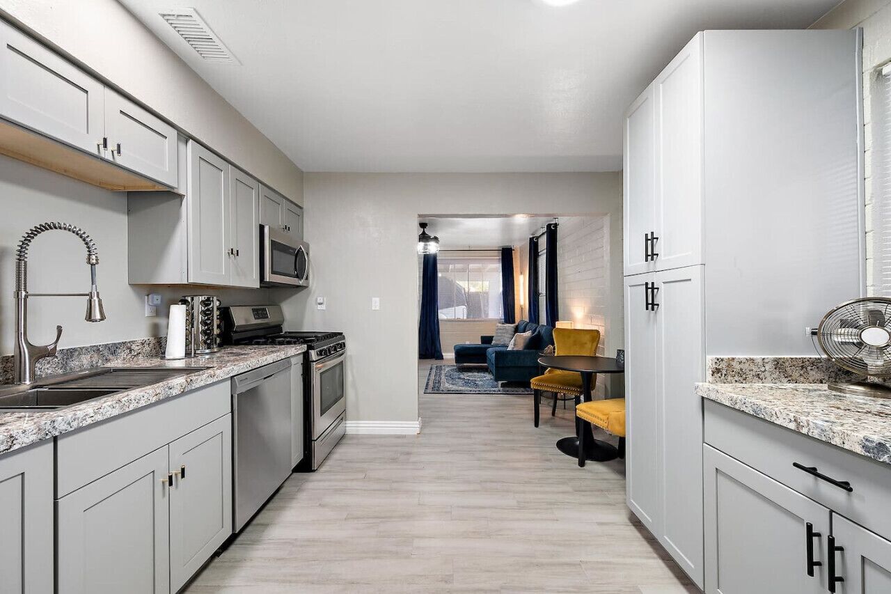 冷蔵庫、電子レンジ、オーブン、コンロ