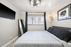 2 bedrooms, iron/ironing board, WiFi, bed sheets - Chic 2BR Getaway with BBQ & EV Charger | Sleeps 4 (Phoenix)