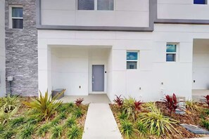 Exterior - Spacious 4BR+Den Home w/ Pool, 15 Mins to Disney! (Davenport)