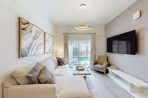 Smart TV - Spacious 4BR+Den Home w/ Pool, 15 Mins to Disney! (Davenport)