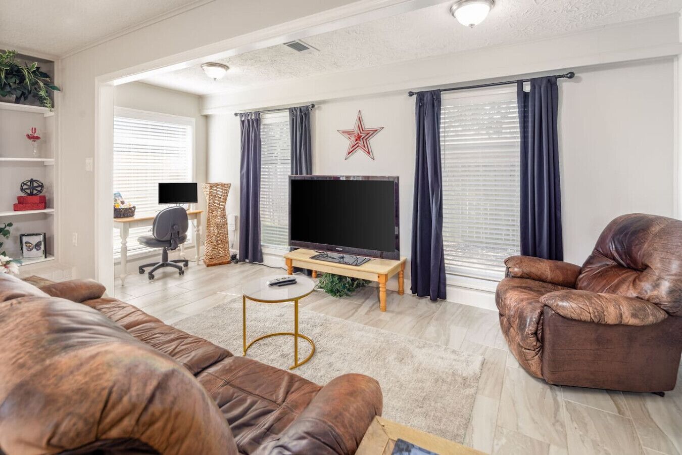 Een televisie en een open haard