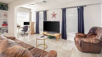 Een televisie en een open haard