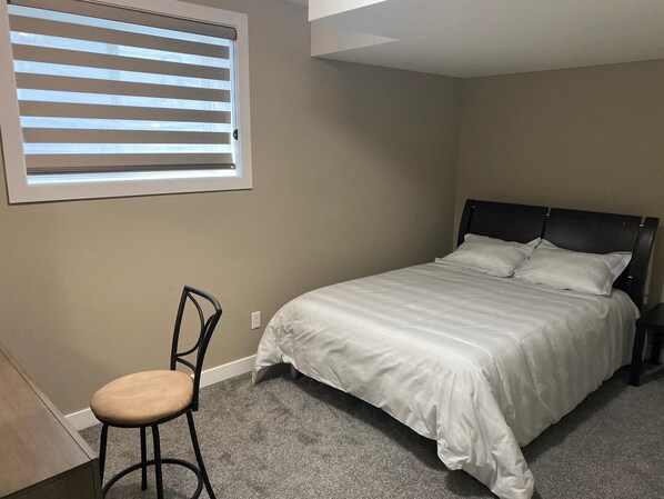 2 عدّة غرف نوم ومكتب ومكواة/لوح كي وملاءات أسرّة