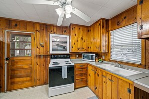 Microwave, oven, stovetop - Little Barbee Lakefront Bungalow (Warsaw)