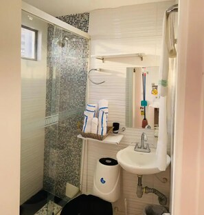 Toalhas de banho, sabonete, shampoo, papel higiênico