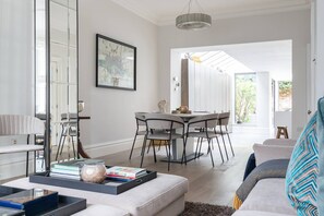 TV, fireplace, offices - Fentiman Road II by onefinestay (London)