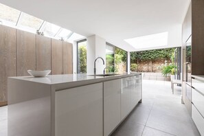 Fridge, microwave, dishwasher, coffee/tea maker - Fentiman Road II by onefinestay (London)
