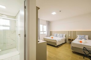 Deluxe Triple Room, City View | Laptop workspace, soundproofing, free WiFi - Tri Hotel Praia Grande (Praia Grande)