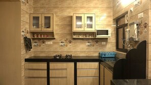 冷蔵庫、電子レンジ、オーブン、コンロ