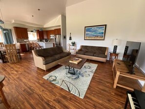 Smart TV, books - Charming Oceanfront 2-bedroom house in Papaikou with WiFi and AC (Papaikou)