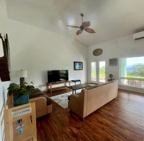 Smart TV, books - Charming Oceanfront 2-bedroom house in Papaikou with WiFi and AC (Papaikou)
