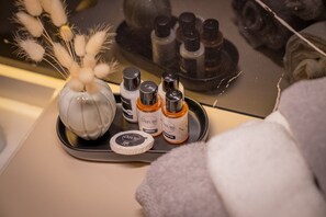 Dusj, hårføner, håndklær og såpe