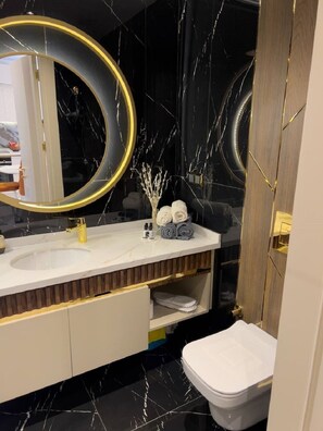 Dusj, hårføner, håndklær og såpe