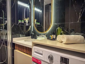 Douche, sèche-cheveux, serviettes fournies, savon