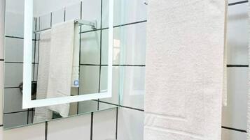 Dusche, Handtücher, Toilettenpapier