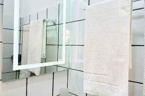Een douche, handdoeken, toiletpapier