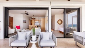 Un salon moderne avec deux canapés, une table basse et une plante en pot.
