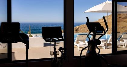 Beautiful Beachfront Condo, Five-Star Amenities