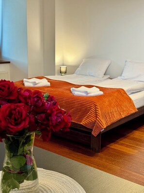 5 bedrooms, iron/ironing board, WiFi, bed sheets